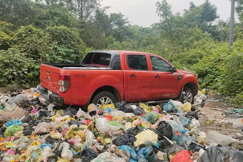 Mang ô tô Ford Ranger đi rửa, hôm sau đến lấy thấy xe hư hỏng nằm ngoài bãi rác