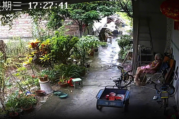 Người trẻ Trung Quốc phó thác vào công nghệ để chăm sóc người già