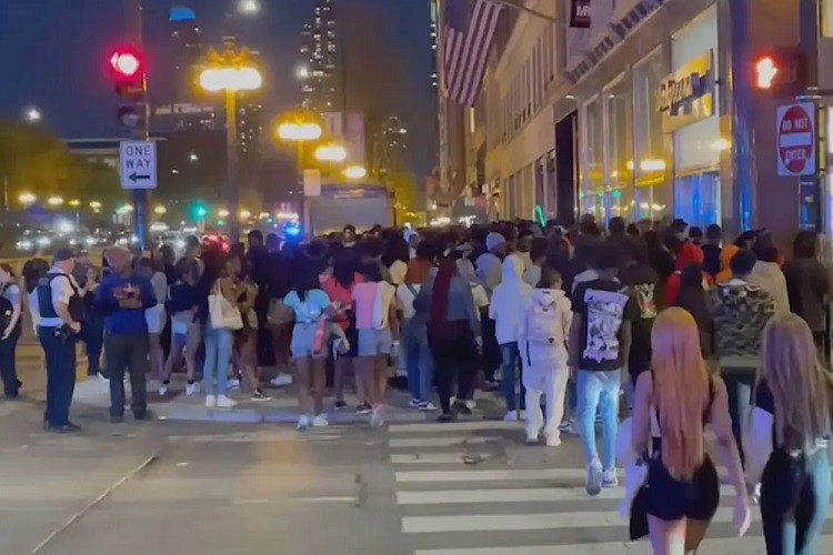 Hàng trăm thanh thiếu niên đập phá ô tô, tấn công du khách ở Chicago