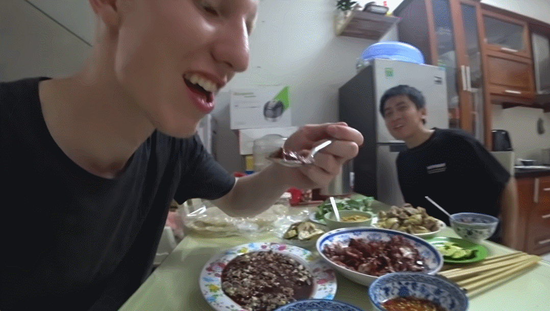 Phản ứng bất ngờ của khách Tây khi thưởng thức món tiết canh vịt ở Việt Nam