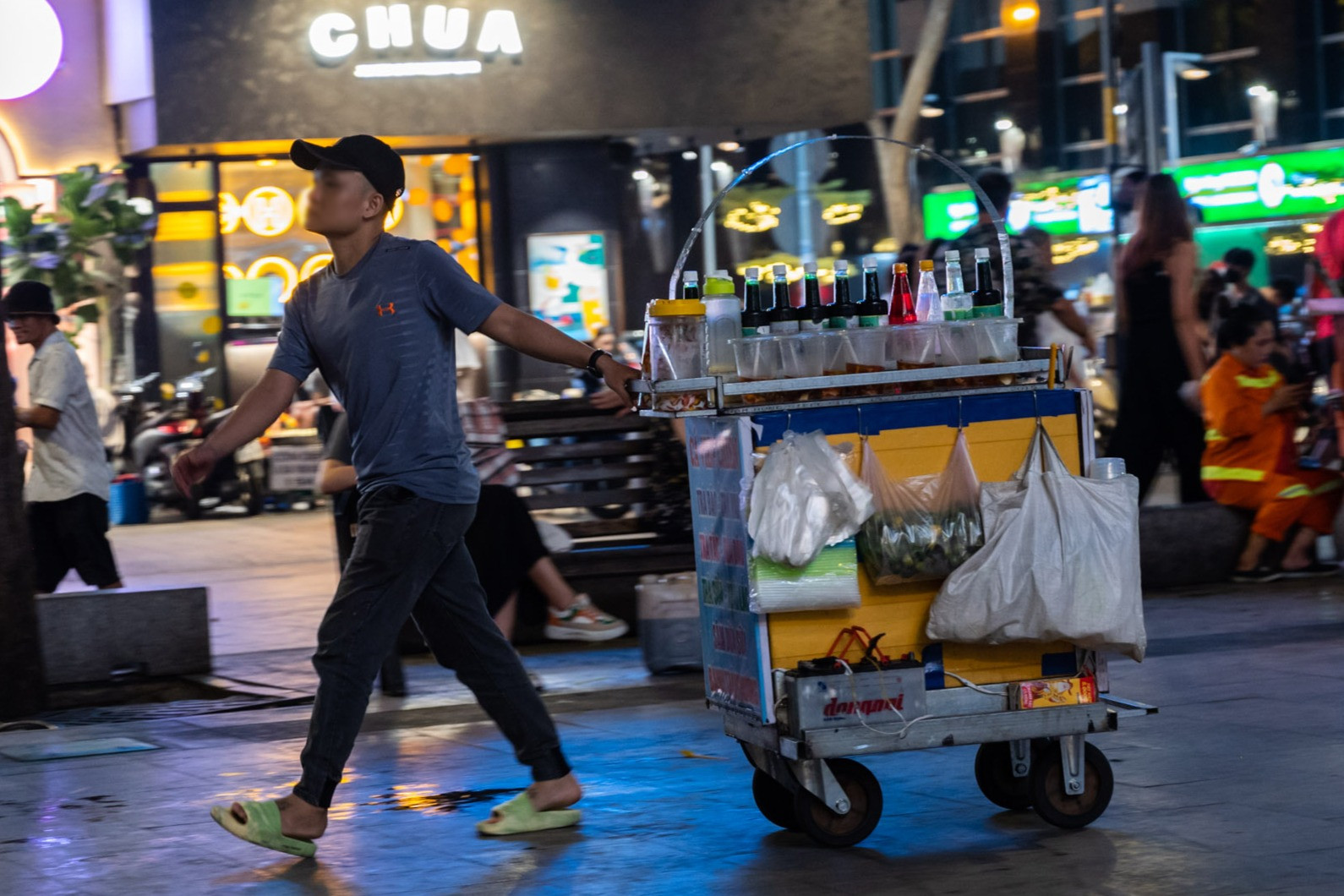 Bi hài hàng rong bị cấm kiểu 'bắt cóc bỏ đĩa' ở phố đi bộ Nguyễn Huệ