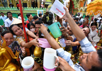 Người Khmer thi nhau dội nước tắm Phật đón Tết Chôl Chnăm Thmây