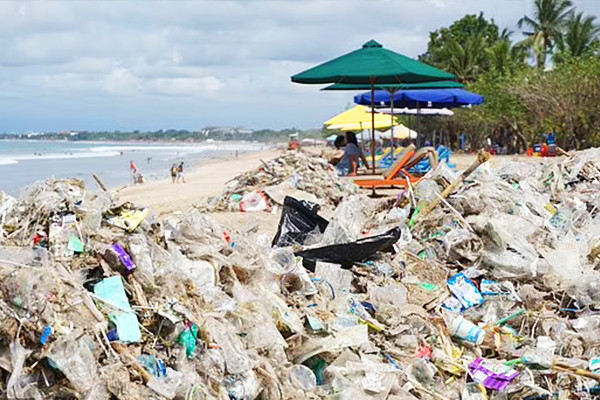 Bãi biển hoang sơ ở thiên đường Bali 'chết ngập' trong núi rác