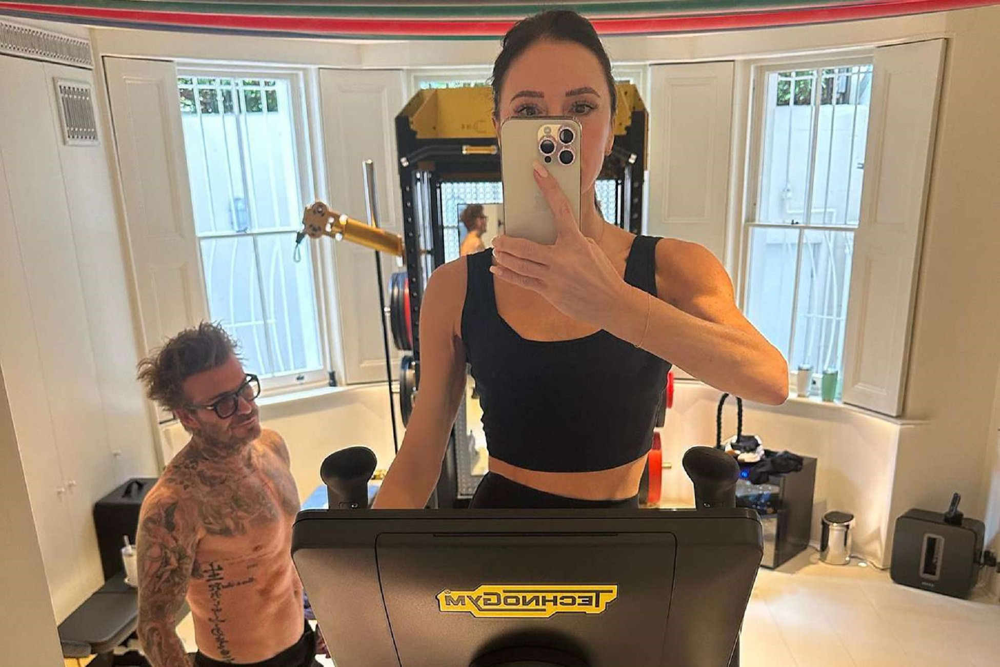 Victoria Beckham đăng ảnh tập gym, fan đổ dồn sự chú ý vào David Beckham