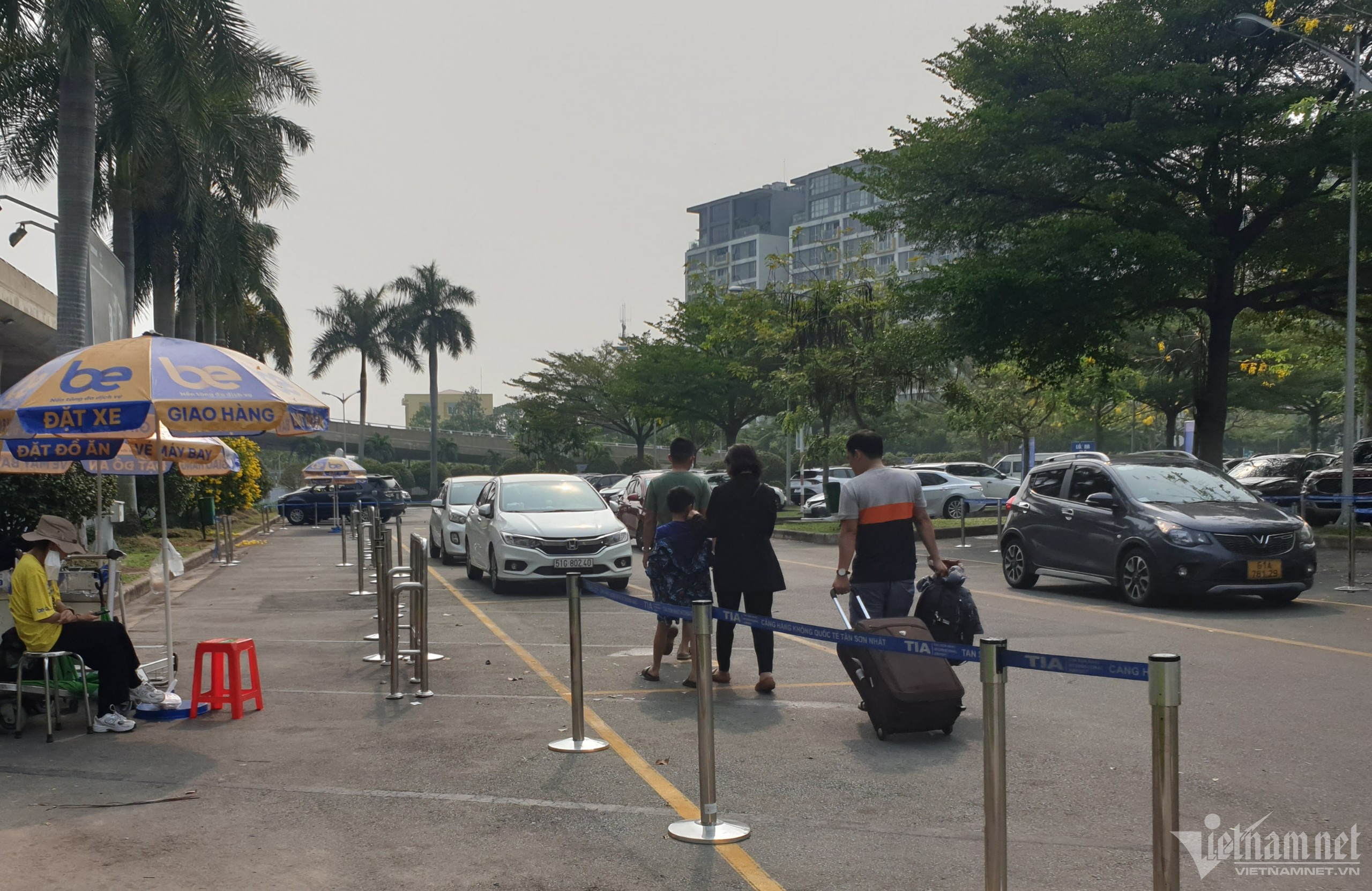 Khách đội nắng tìm bãi xe công nghệ ở sân bay Tân Sơn Nhất