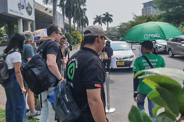 Khách đội nắng tìm bãi xe công nghệ ở sân bay Tân Sơn Nhất