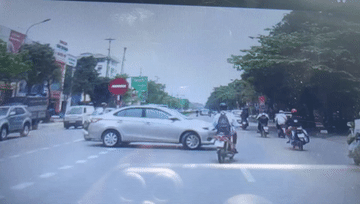 Học sinh đi xe máy tạt đầu ô tô gây tai nạn cho chính mình