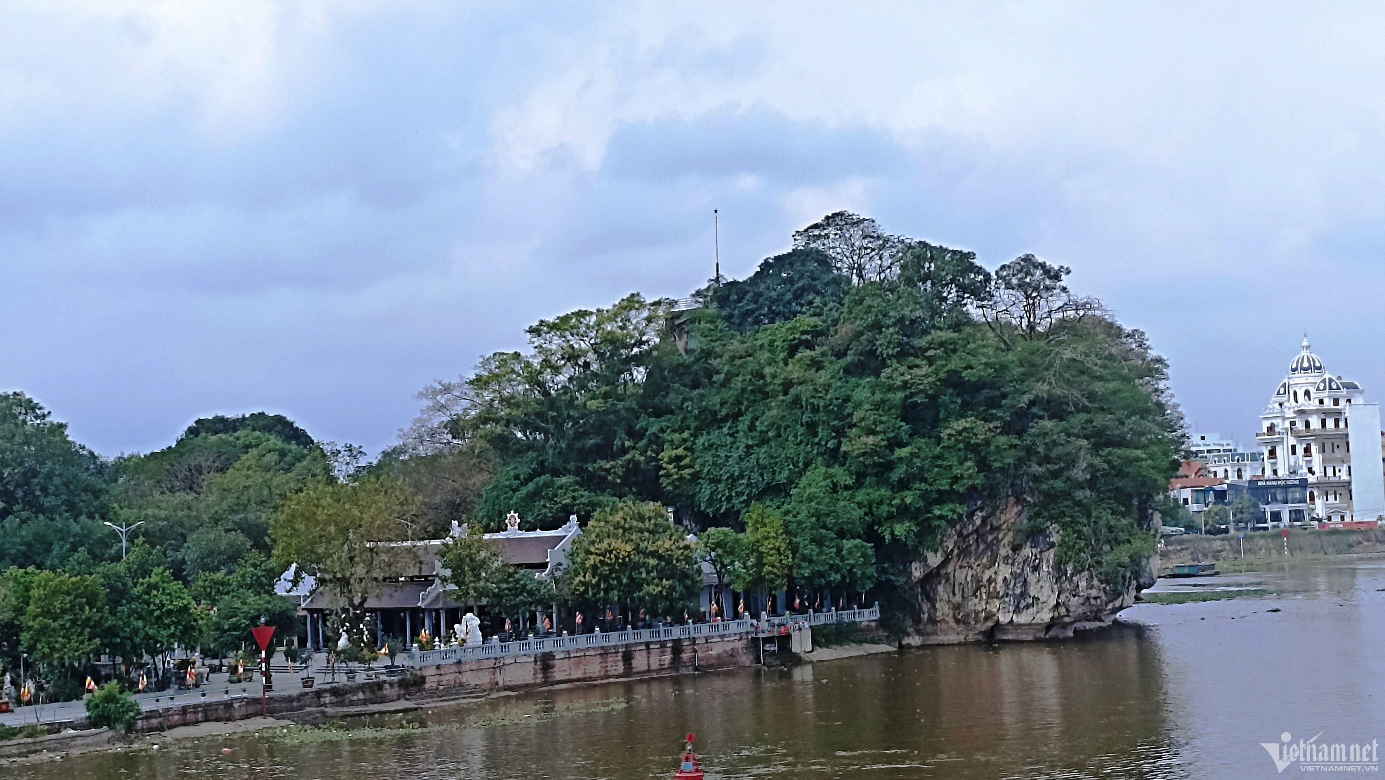 ‘Hòn non bộ’ độc đáo với hàng chục bài thơ cổ ở Ninh Bình