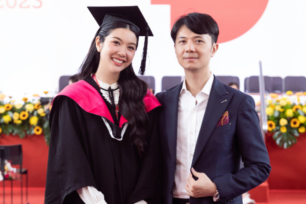 Á hậu Thúy Vân tốt nghiệp đại học ở tuổi 30