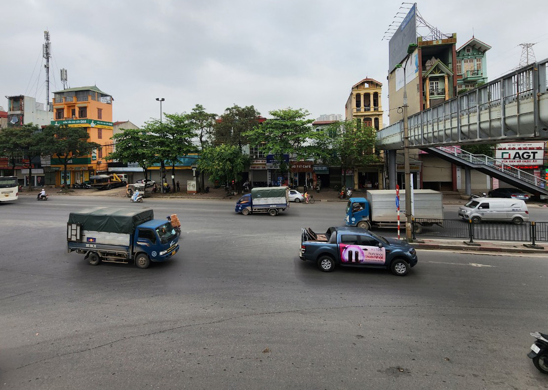 Phía sau dãy nhà nằm trong phạm vi đường 70 kết nối cao tốc Pháp Vân - Cầu Giẽ là ao hồ và đồng ruộng, thuộc địa bàn xã Tứ Hiệp (huyện Thanh Trì).