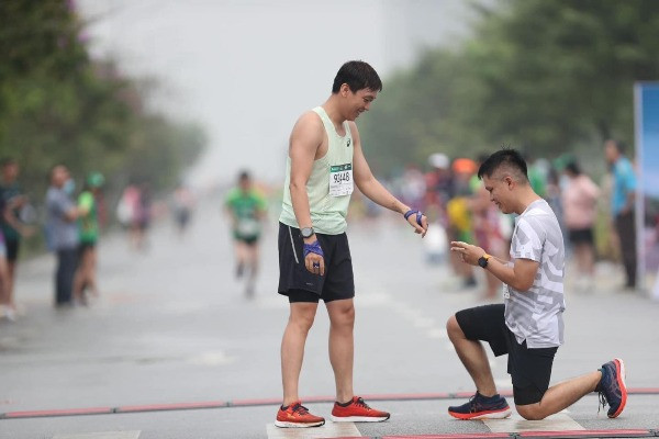 Màn cầu hôn của 2 chàng trai trên đường chạy 42km