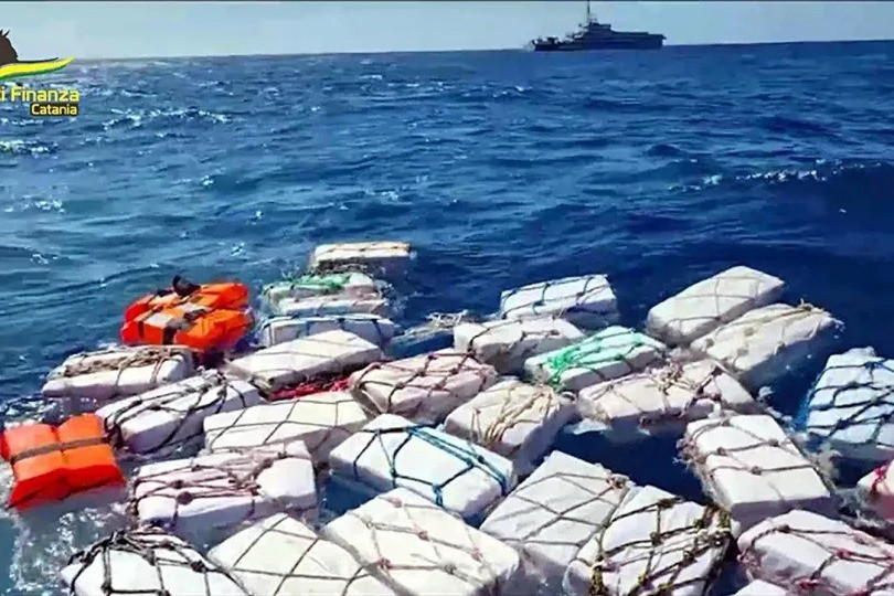Cảnh sát Italia thu giữ 2 tấn ma túy trôi nổi trên biển