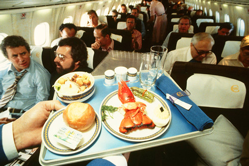 Vì sao muốn ăn ngon thì nên ngồi ghế đầu trên máy bay?