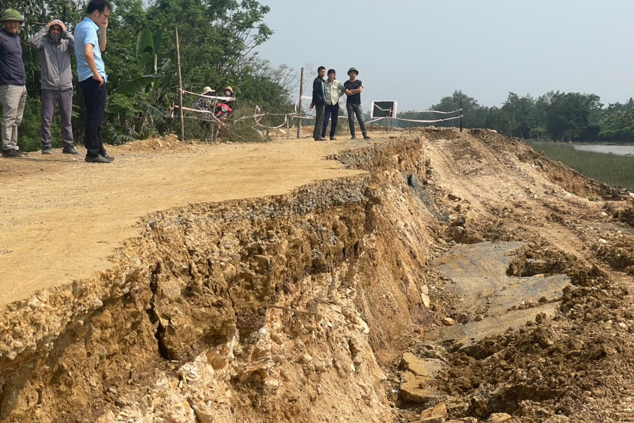 Đê đang thi công bị sạt lở nghiêm trọng, tỉnh Thanh Hóa cấm người dân qua lại