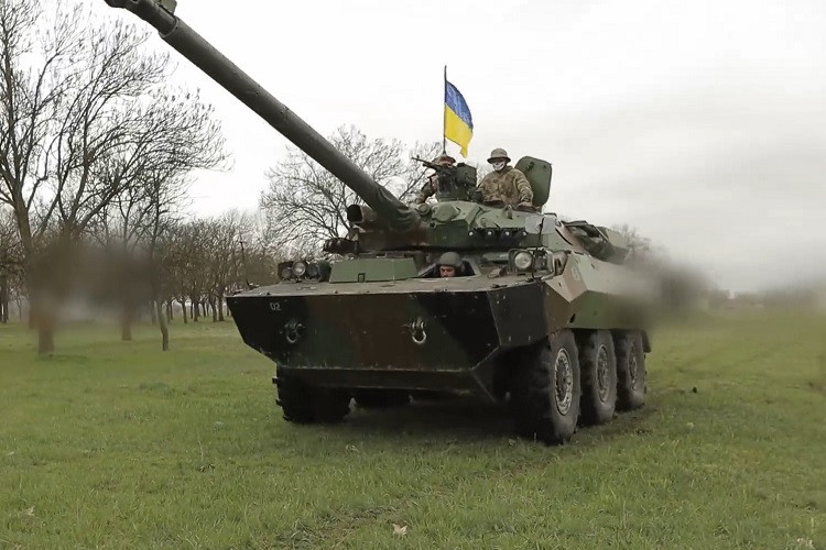 Xem lính Ukraine luyện tập sử dụng pháo tự hành Pháp