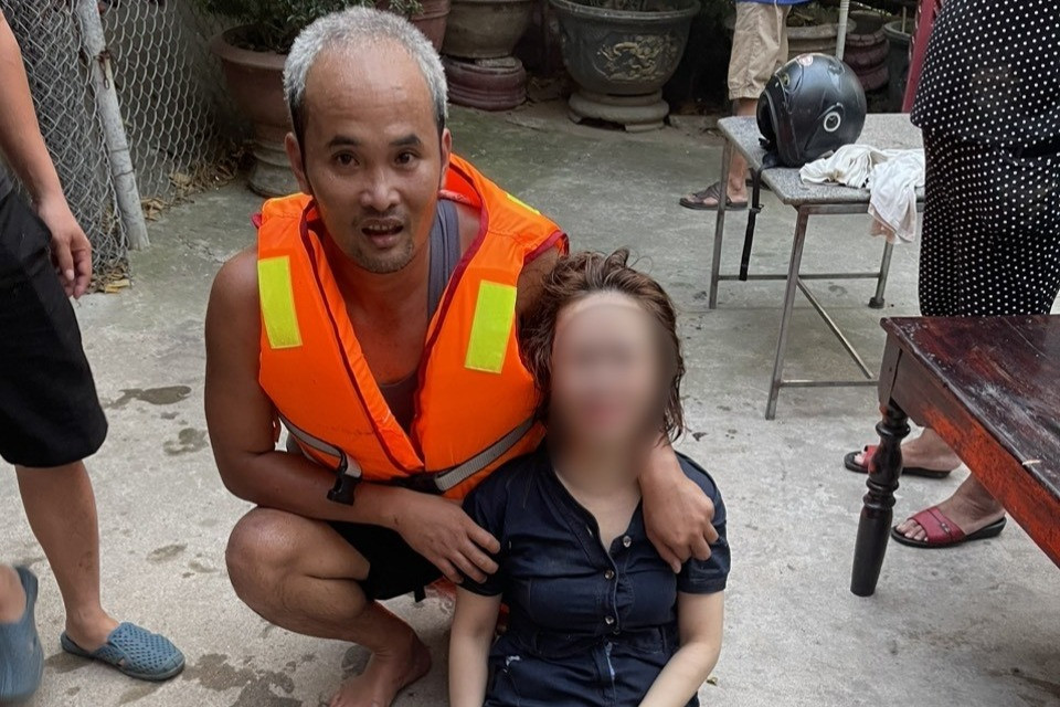 Đại úy công an lao mình xuống sông cứu người phụ nữ
