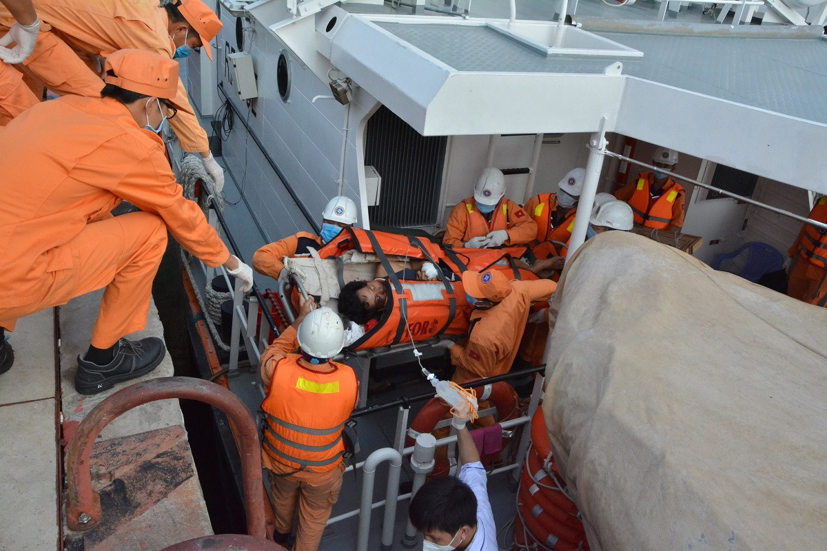 Cấp cứu thuỷ thủ tàu Nea Elpis bị tai nạn lao động trên biển