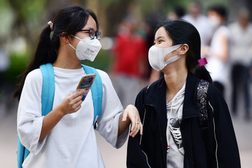 Hanoi encourages residents to wear facemasks in public places
