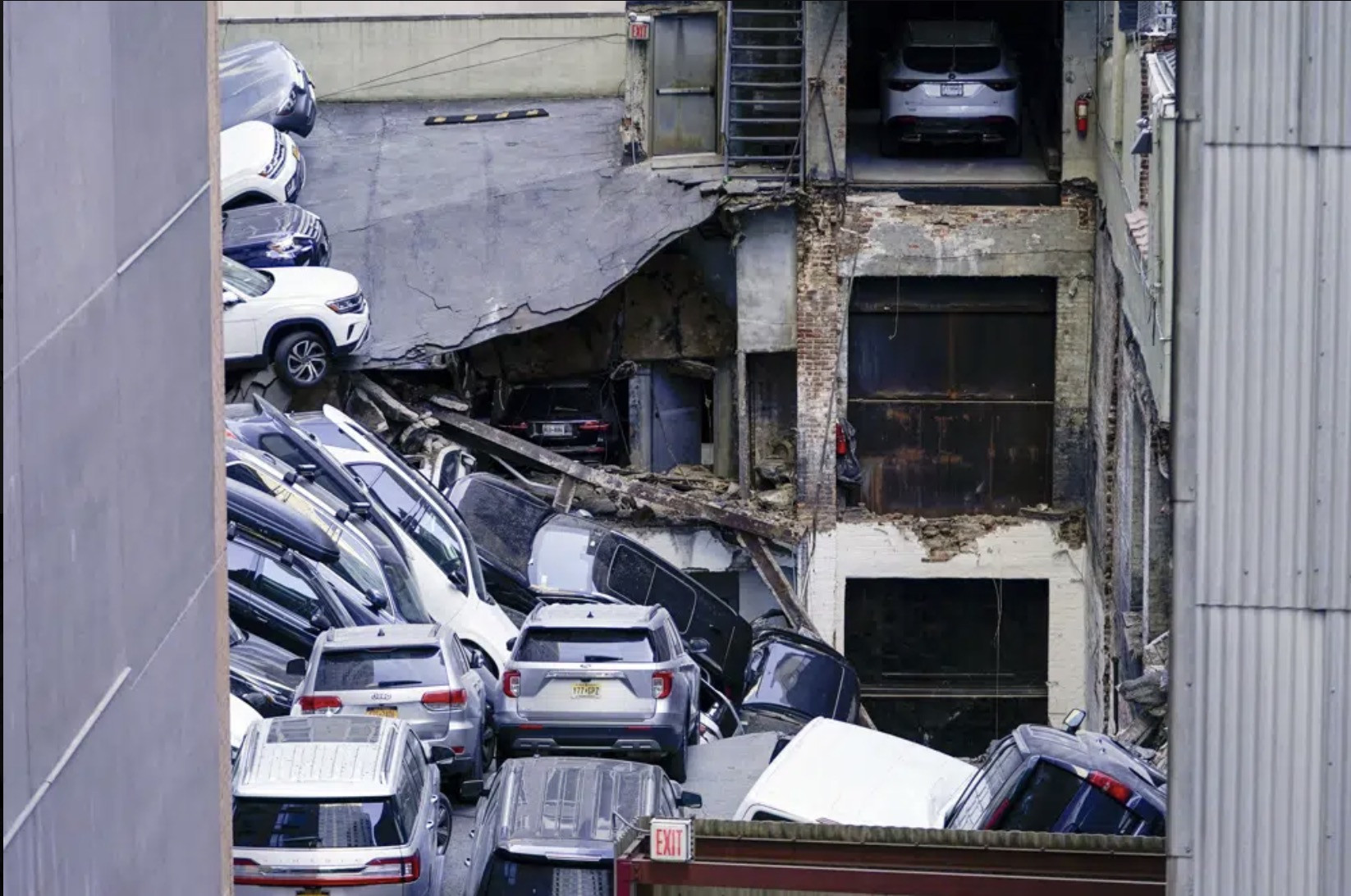 Video bãi đỗ xe cao tầng ở New York sập, ô tô chồng chất lên nhau