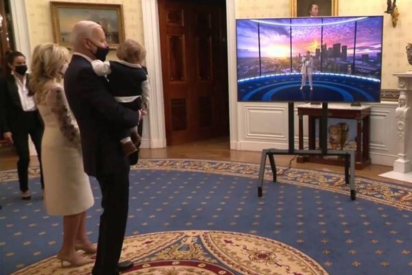 Dân mạng thích thú cảnh ông Biden bế cháu nội ở Nhà Trắng