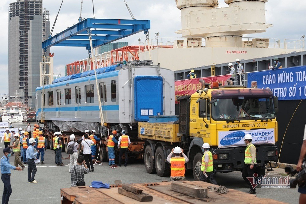 Xe vận chuyển hàng siêu trường, siêu trọng nằm im... chờ giấy phép