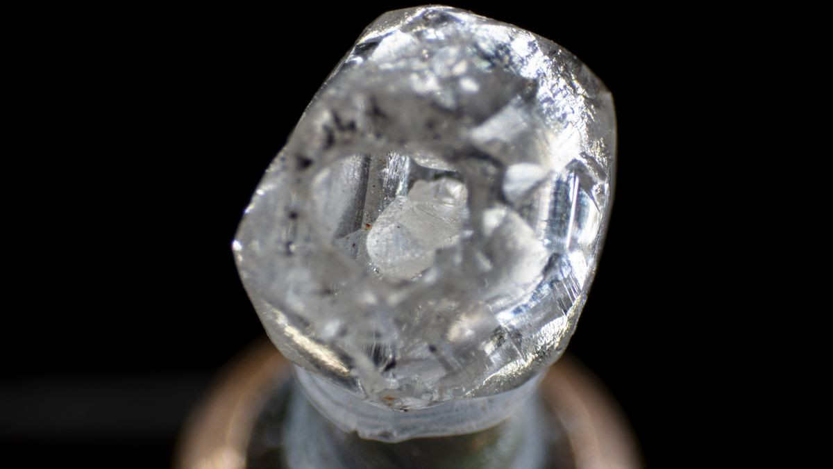 Phát hiện viên kim cương 'hai trong một' siêu hiếm