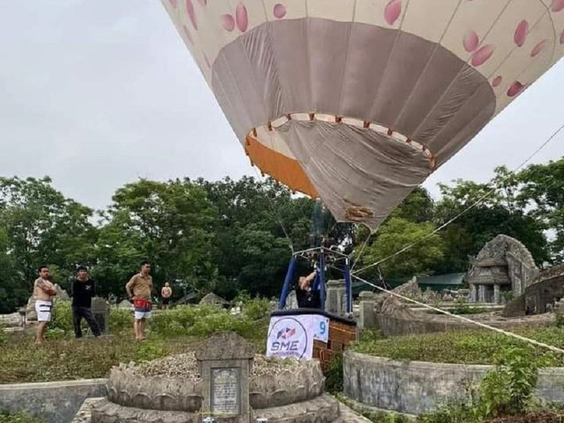 Khinh khí cầu bất ngờ đáp xuống nghĩa trang ở Huế