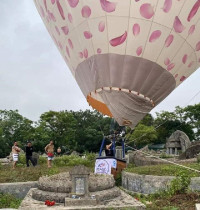 Bản tin cuối ngày 19/4: Khinh khí cầu bất ngờ đáp xuống nghĩa trang ở Huế