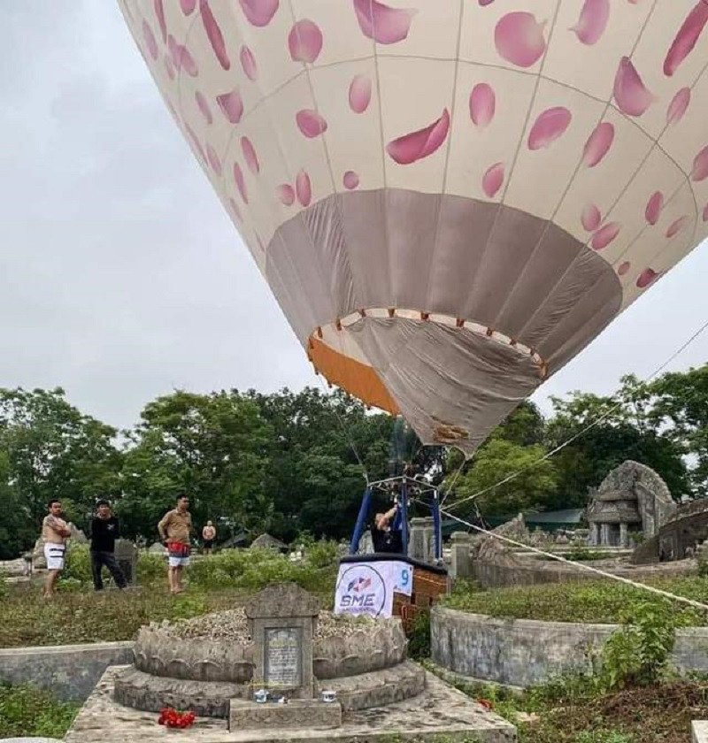 Bản tin cuối ngày 19/4: Khinh khí cầu bất ngờ đáp xuống nghĩa trang ở Huế