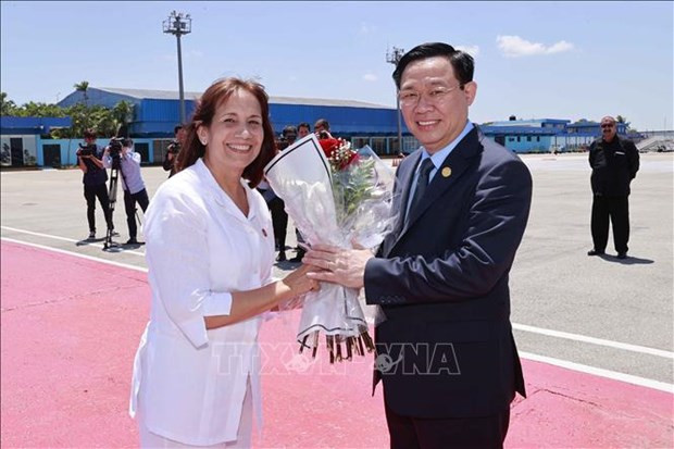 NA Chairman Vuong Dinh Hue arrives in Havana, beginning official visit to Cuba hinh anh 1