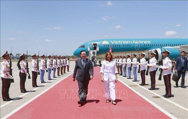 NA Chairman Vuong Dinh Hue arrives in Havana, beginning official visit to Cuba hinh anh 2