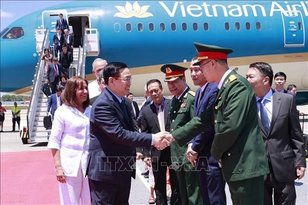 NA Chairman Vuong Dinh Hue arrives in Havana, beginning official visit to Cuba hinh anh 3