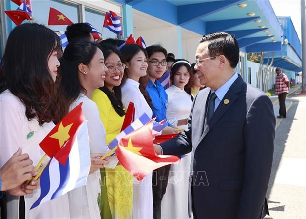 NA Chairman Vuong Dinh Hue arrives in Havana, beginning official visit to Cuba hinh anh 4