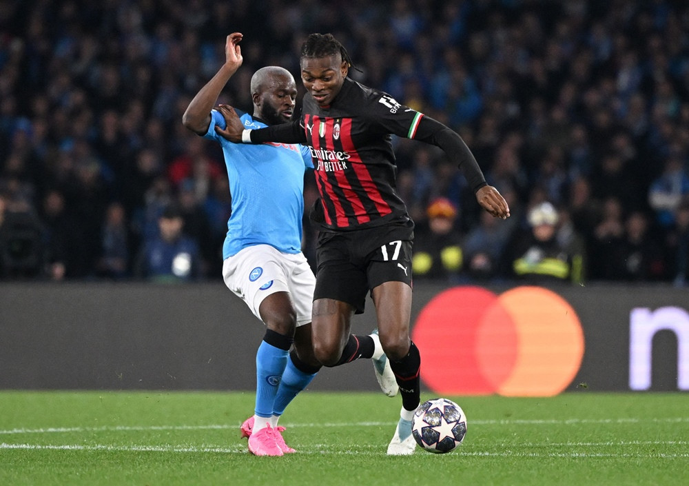 Loại Napoli, AC Milan chờ bán kết Champions League toàn Italy