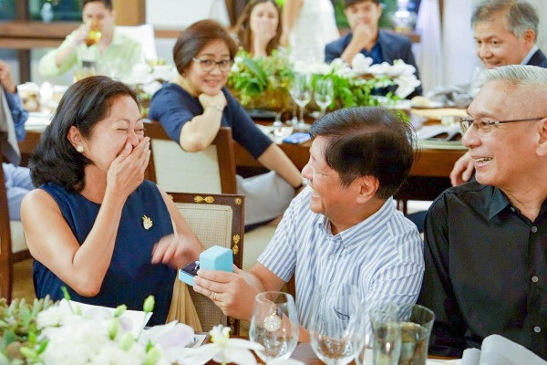 Tổng thống Philippines cầu hôn lại vợ nhân kỷ niệm 30 năm ngày cưới