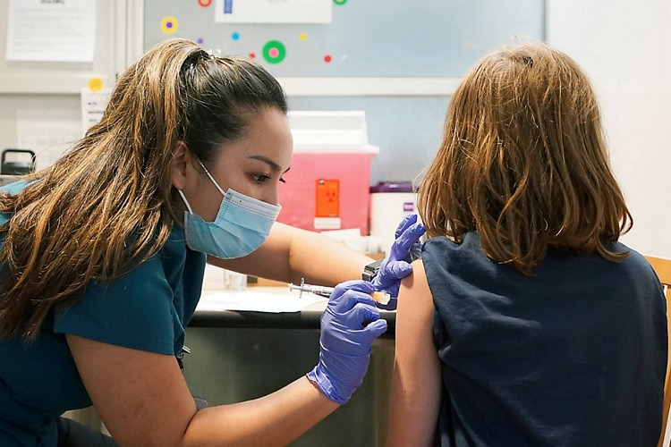 Mỹ duyệt tiêm thêm vắc xin cho dân, Singapore cam kết ổn định giá vật tư y tế