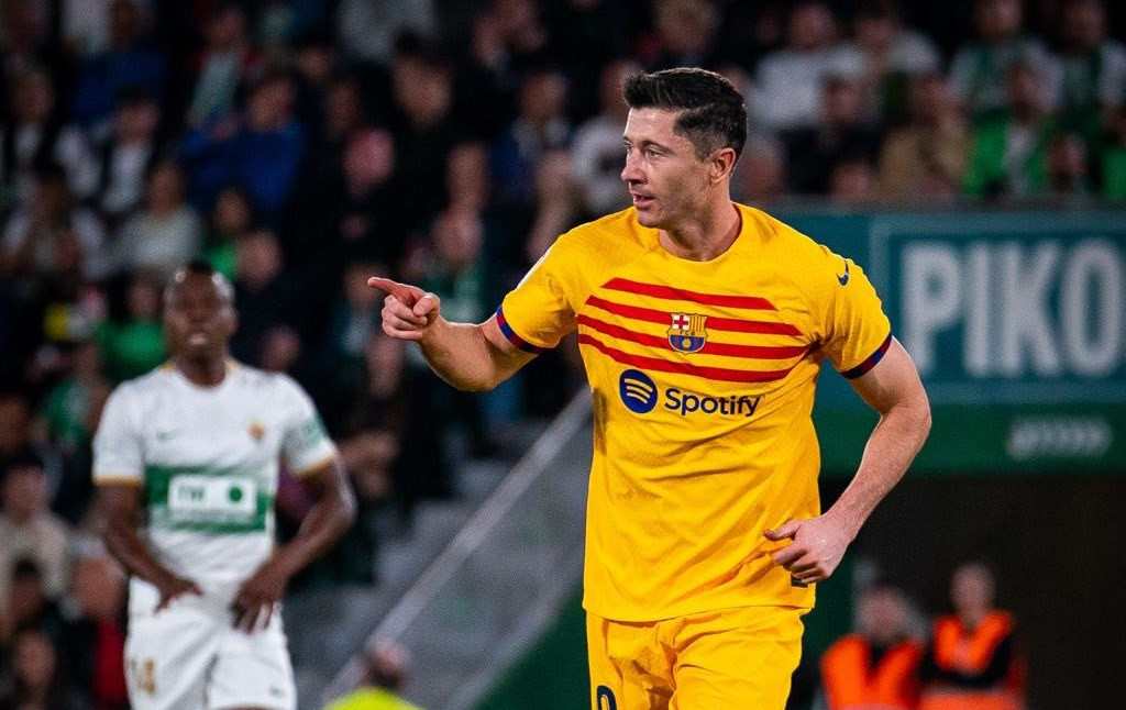 Lewandowski lập cú đúp, Barcelona cho Real Madrid