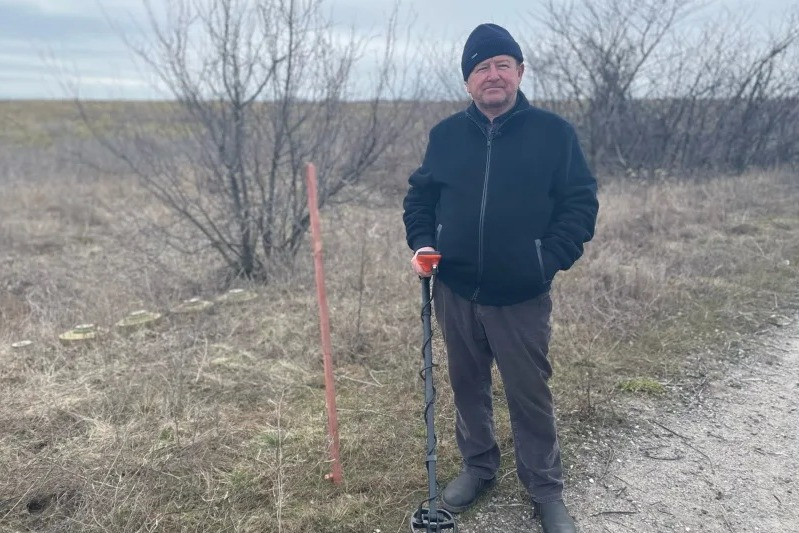 Nông dân Ukraine 'liều mạng' tự tay rà phá bom mìn trên cánh đồng để gieo cấy