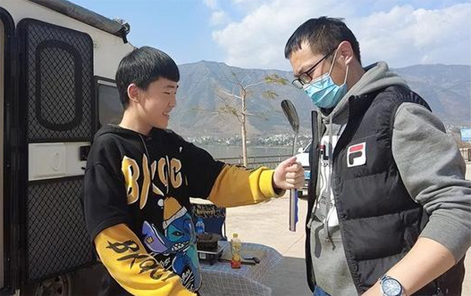 Trung Quốc: Con trai chán học, nổi loạn bố làm điều khiến con thay đổi bất ngờ