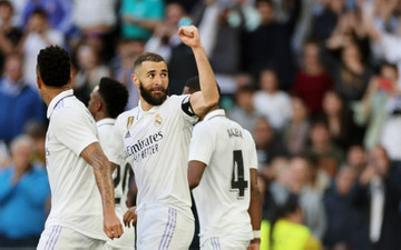 Benzema lập hat-trick trong 7 phút, Real Madrid hâm nóng Siêu kinh điển