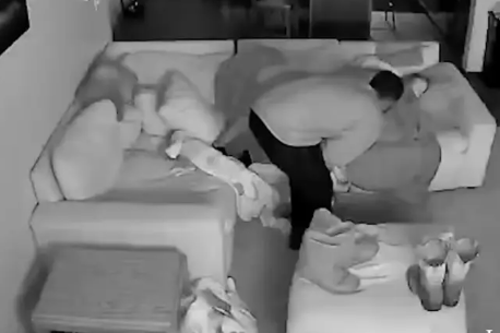 Tên trộm kì lạ: Không lấy đồ có giá trị, làm nhiều hành động chẳng giống ai