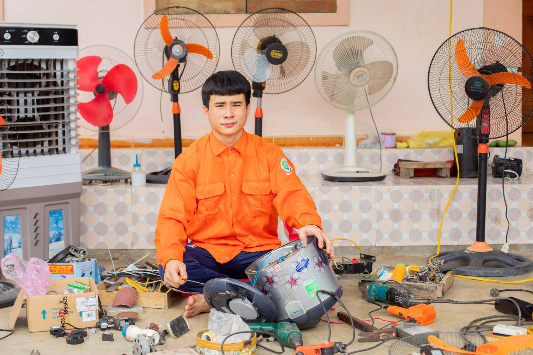 Chàng trai gen Z vượt qua nghịch cảnh, tự học nghề phụ bố mẹ mưu sinh