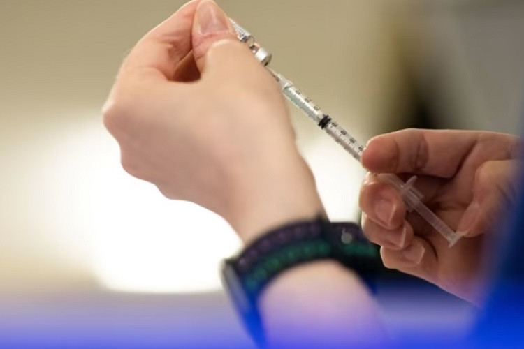 CDC Mỹ duyệt tiêm vắc xin ngừa Omicron, Nhật đối mặt ‘làn sóng’ ca nhiễm mới