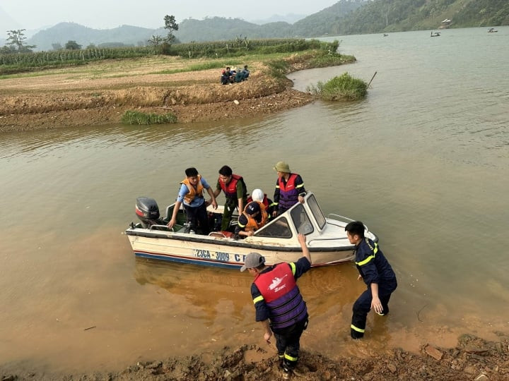 Lật thuyền trên sông Lô, tìm thấy 1 thi thể, còn 2 người mất tích