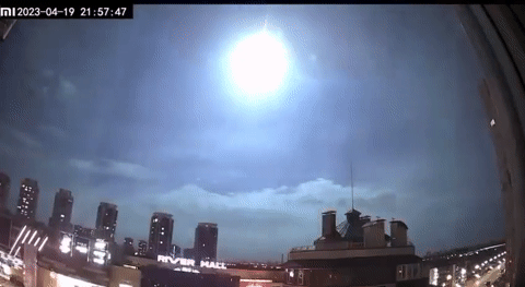 Bí ẩn về quả cầu lửa sáng chói gây báo động không kích ở Kiev
