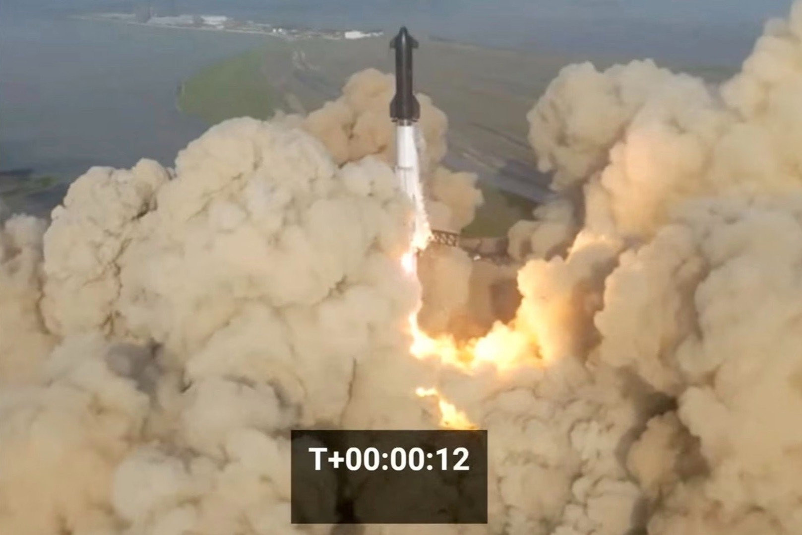 Tên lửa lớn nhất thế giới Starship nổ tung sau khi rời bệ phóng