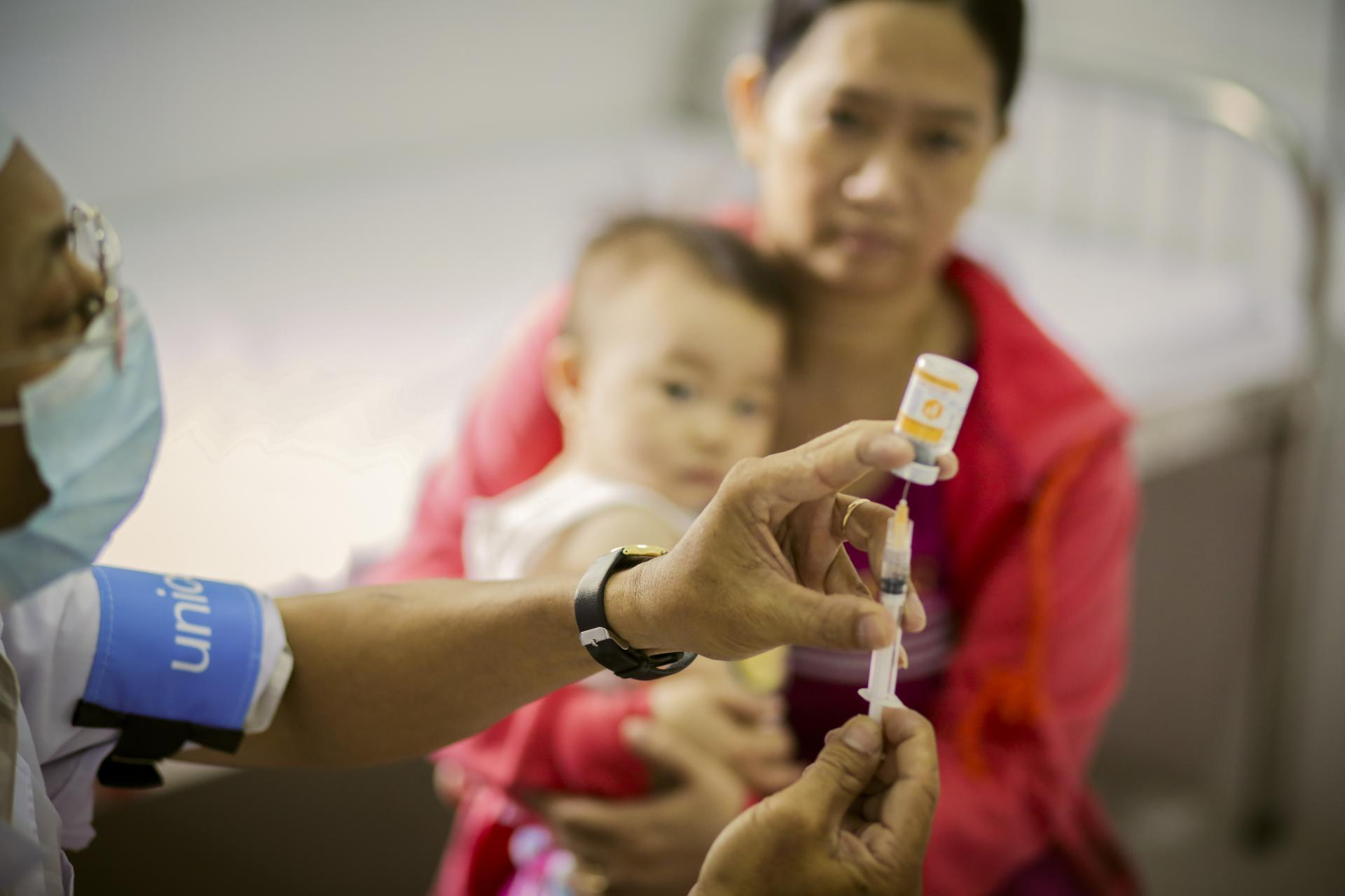 Tỷ lệ trẻ em Việt Nam không tiêm vắc xin ở thành phố cao hơn 1,5 lần nông thôn