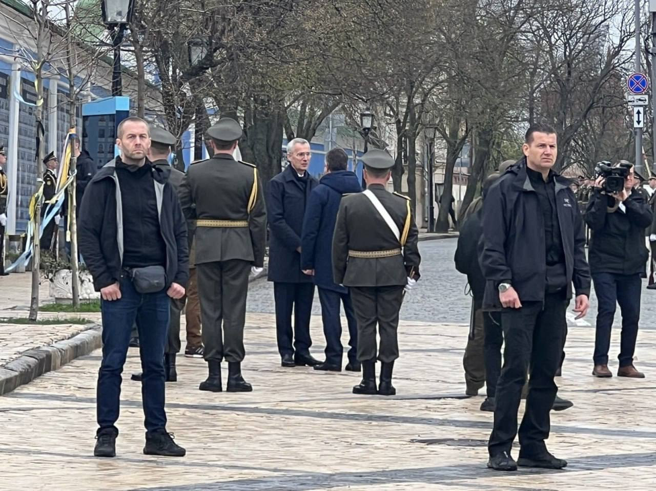 Tổng thư ký NATO bất ngờ thăm Ukraine