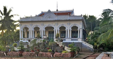 Young man devoted to restoring Ben Tre ancient house