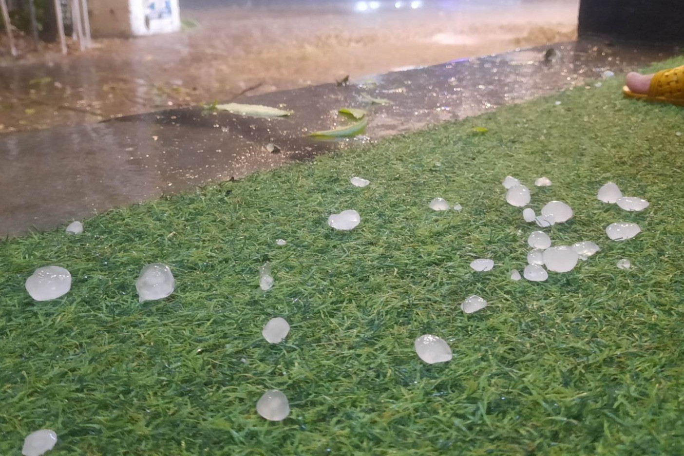 Mưa đá trút xuống TP Tam Kỳ